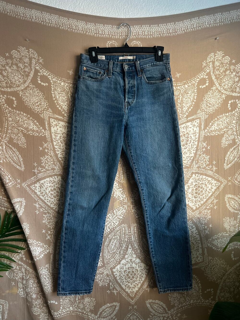 Levi’s Straight Leg Wedgie Straight Leg Jeans in Medium Denim Wash